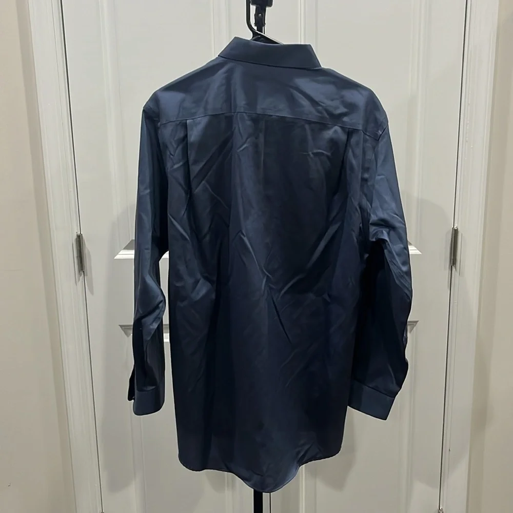 Button down - Picture 2 of 3